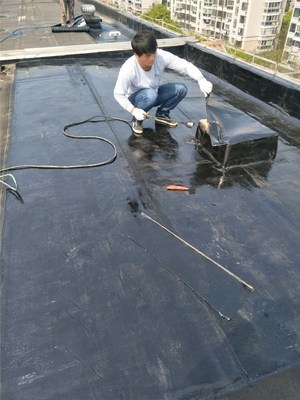 浦東物業公司小區居民從源頭處理房屋滲水問題